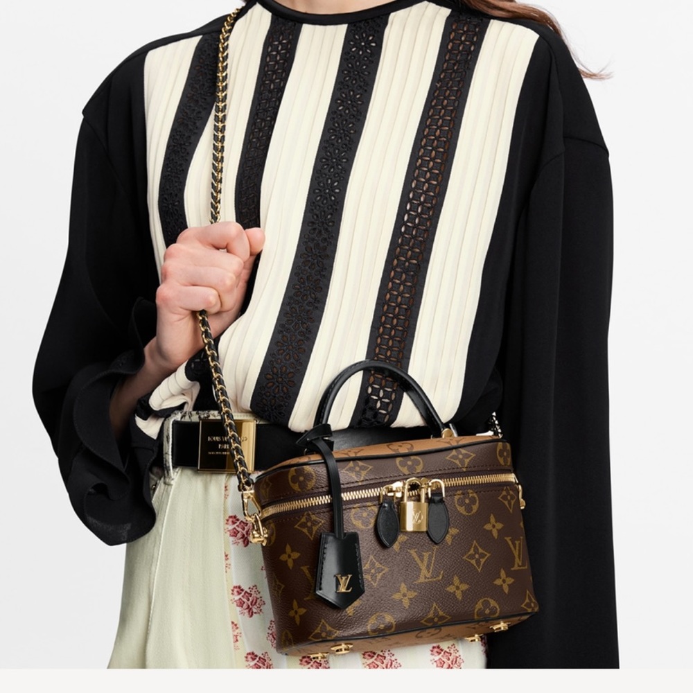 The bag is still in GREAT condition 2,000 is the lowest I’m going final offer.